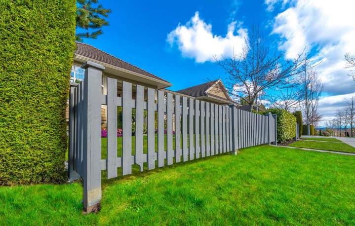 Pose de clôture pour délimiter et sécuriser votre jardin. 